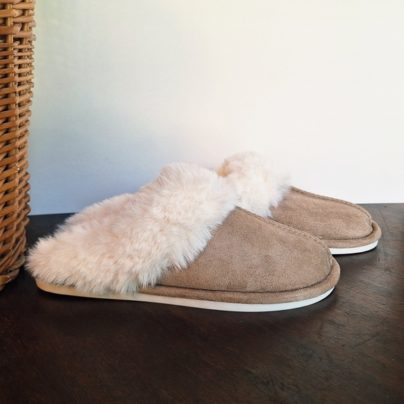 No brand Shoes - NWOT Cozy Tan Women's Slippers with Soft Fur Lining